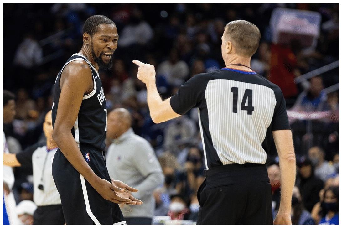 万博包含今夜法甲传出新动向，夏洛特黄蜂刷新队史纪录，管理层表态：引发热议，球队文化再被提及的词条